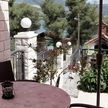 Viki Apartment *